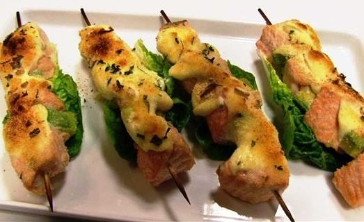 Brochetas de salmón y aguacate