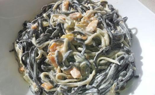 Tagliatelles negros con salmón y angulas sucedáneas