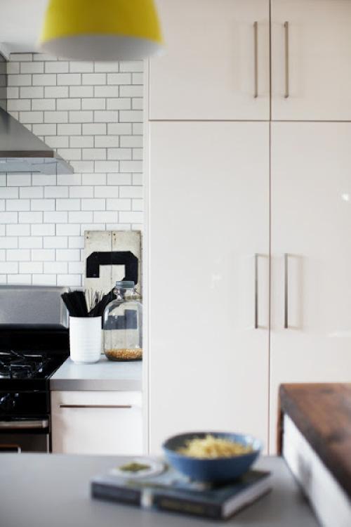 Reforma con blanco, negro y amarillo