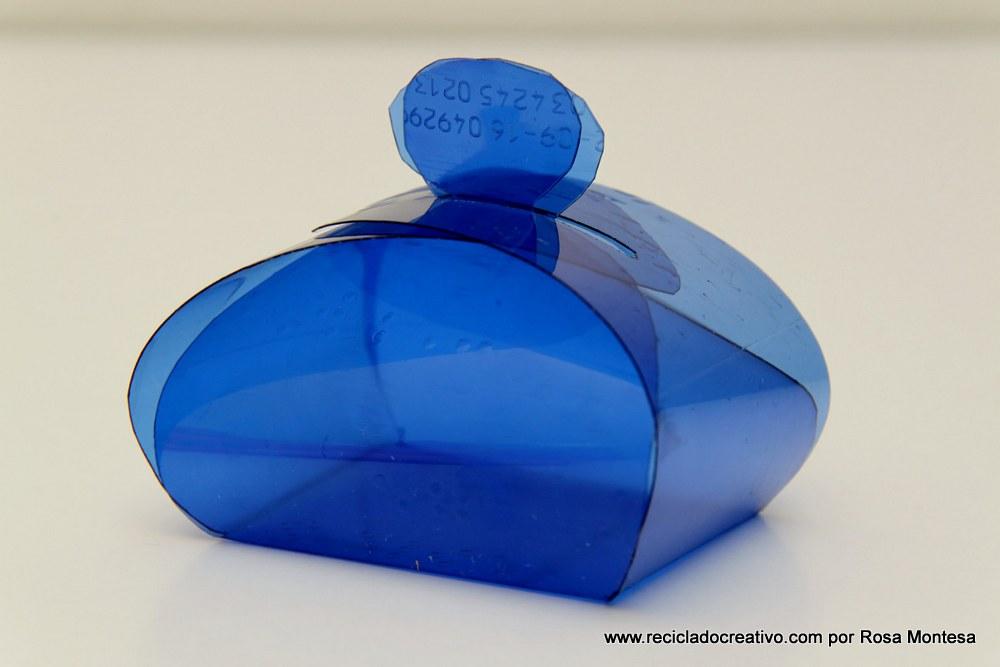 Caja de regalo - bombonera, realizada reciclando una botella de plástico