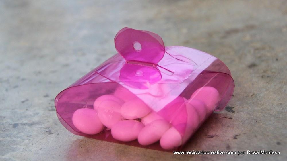 Caja de regalo - bombonera, realizada reciclando una botella de plástico