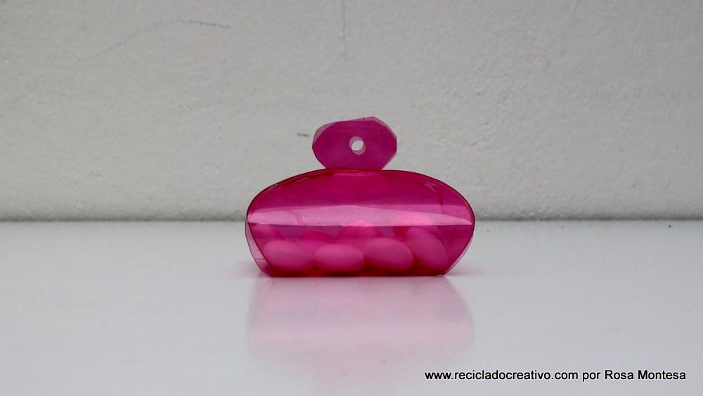 Caja de regalo - bombonera, realizada reciclando una botella de plástico