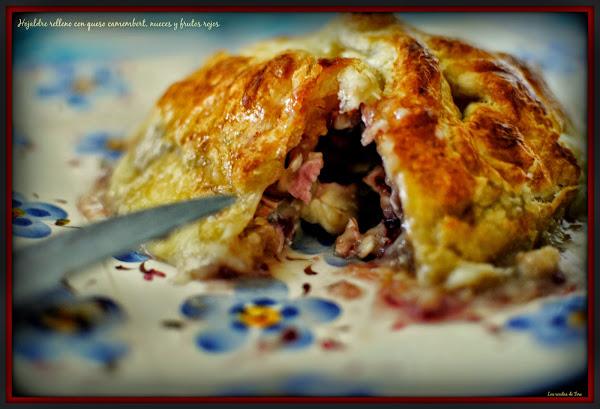 Hojaldre relleno con queso camembert nueces y frutos rojos tererecetas 03
