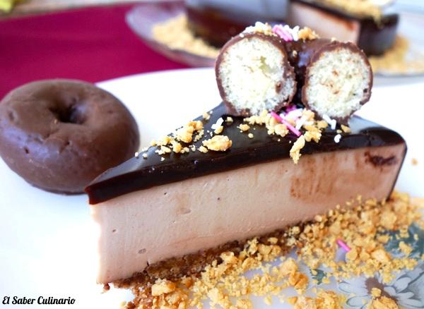 Tarta de Donetes sin horno con glaseado de chocolate brillante