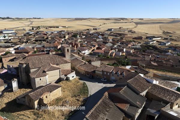 La iglesia de Santa María desde lo alto de la torre del homenaje del castilo de Torrelobatón. Valladolid. Castilla y León. España © Javier Prieto Gallego