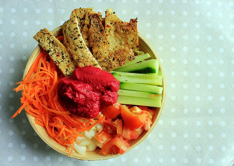 ensalada con hummus de remolacha