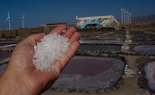 mano llena de sal