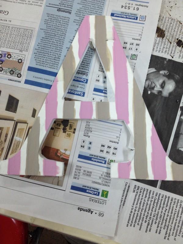 Decoramos la letra de madera con rayas