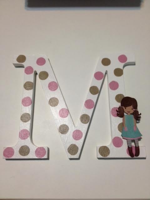 Letra de madera decorada y con plantilla de muñeca