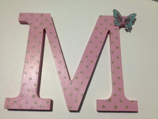 letra M decorada con topitos rosa