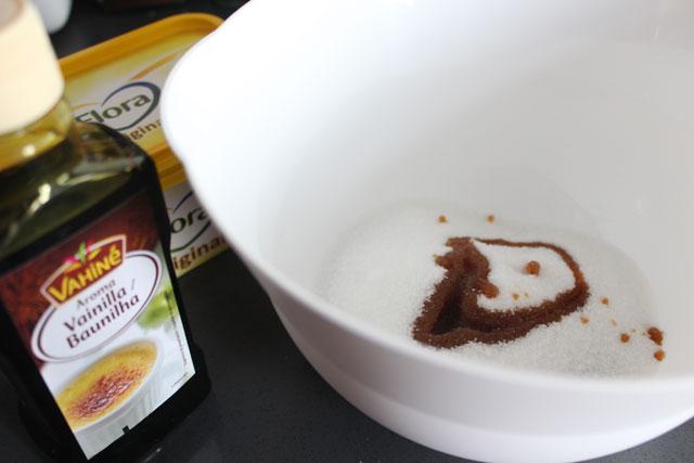 Azúcar moreno y blanco junto con esencia de vainilla