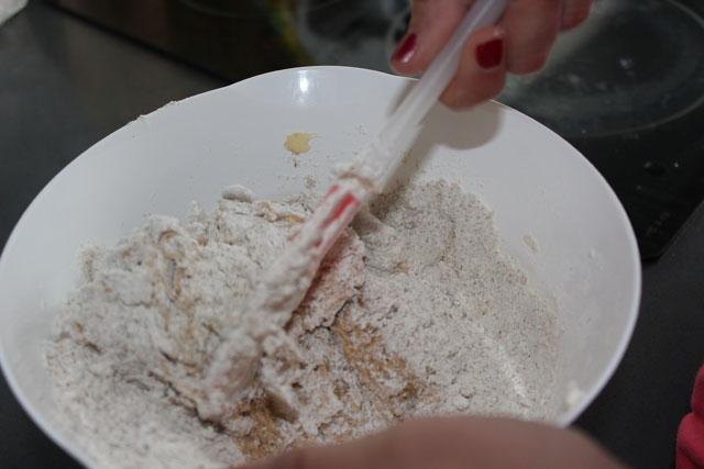 Añadir la harina y mezclar con una espátula