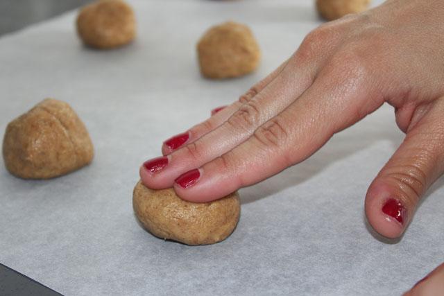 Aplastar un poco la bola de masa