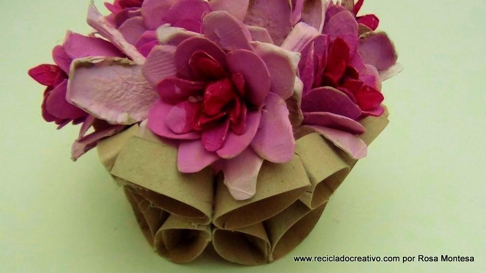 Flores rosas con hueveras de cartón recicladas - egg carton flowers