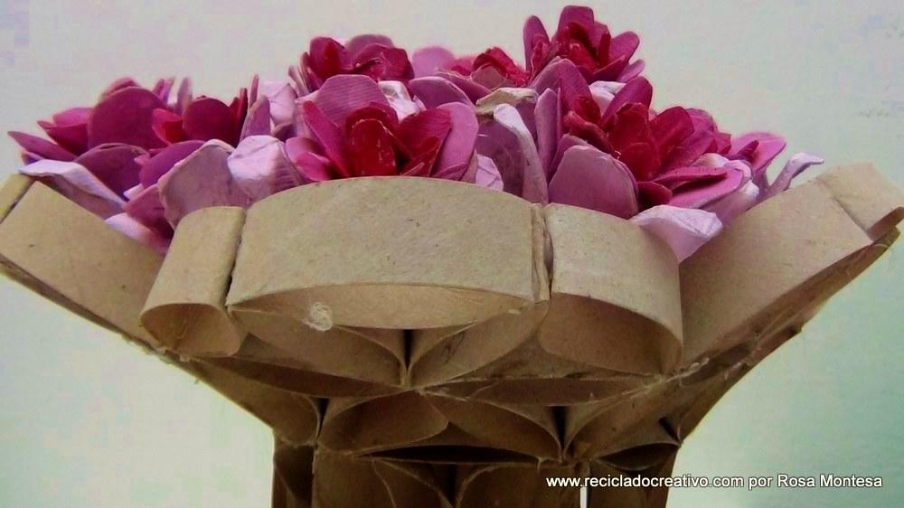 Flores rosas con hueveras de cartón recicladas - egg carton flowers