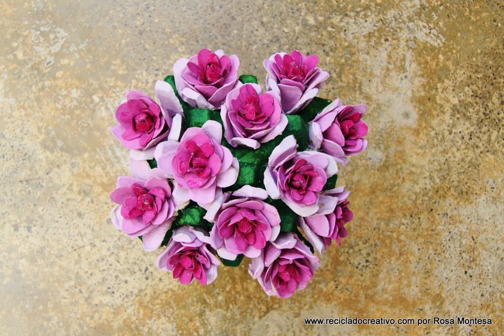 Flores rosas con hueveras de cartón recicladas - egg carton flowers