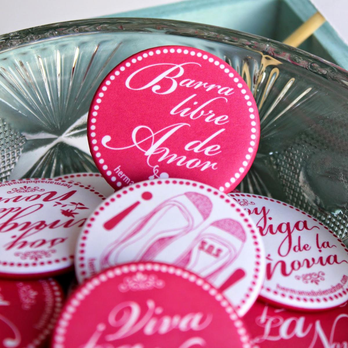 detalles de boda chapas para invitados