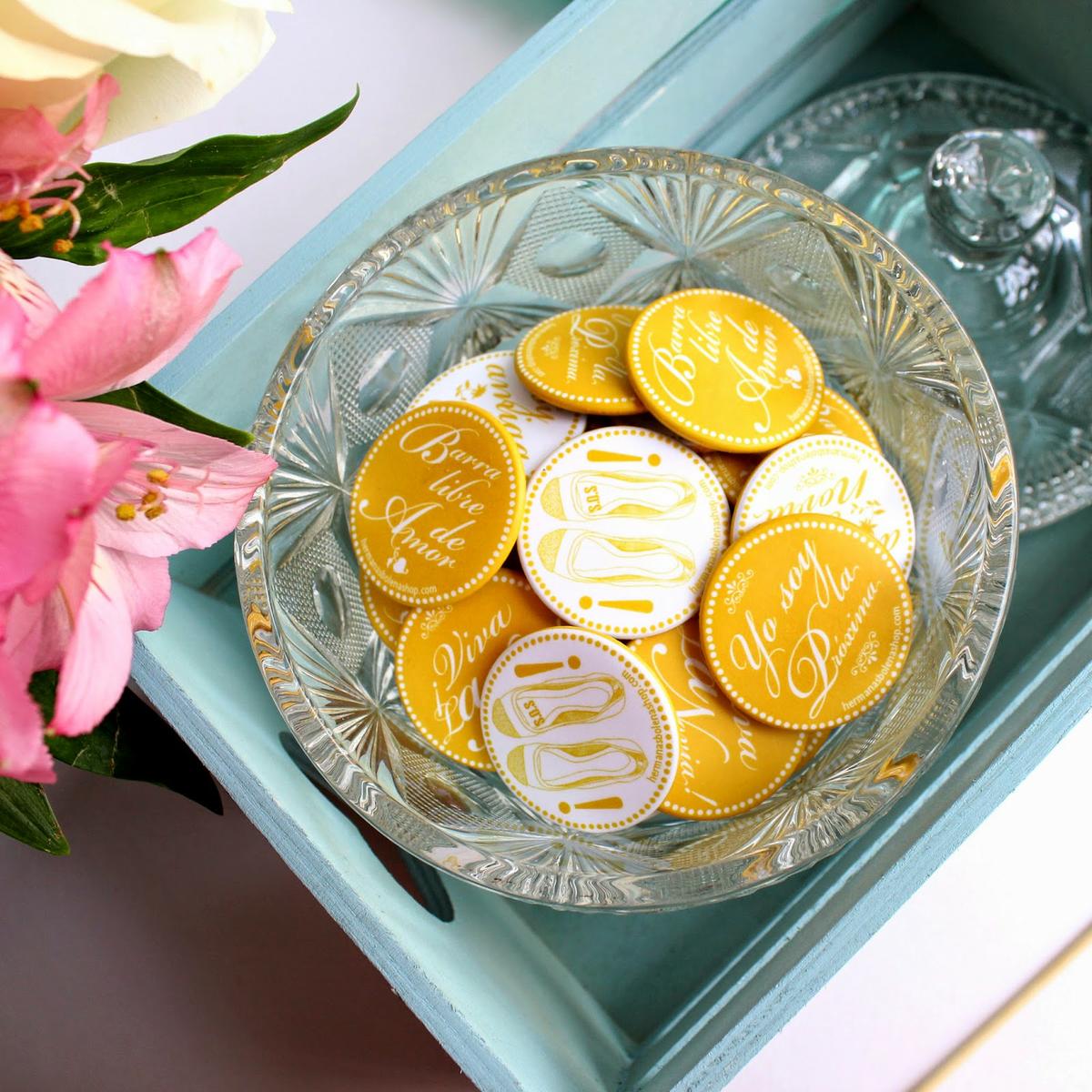 detalles de boda chapas para invitados