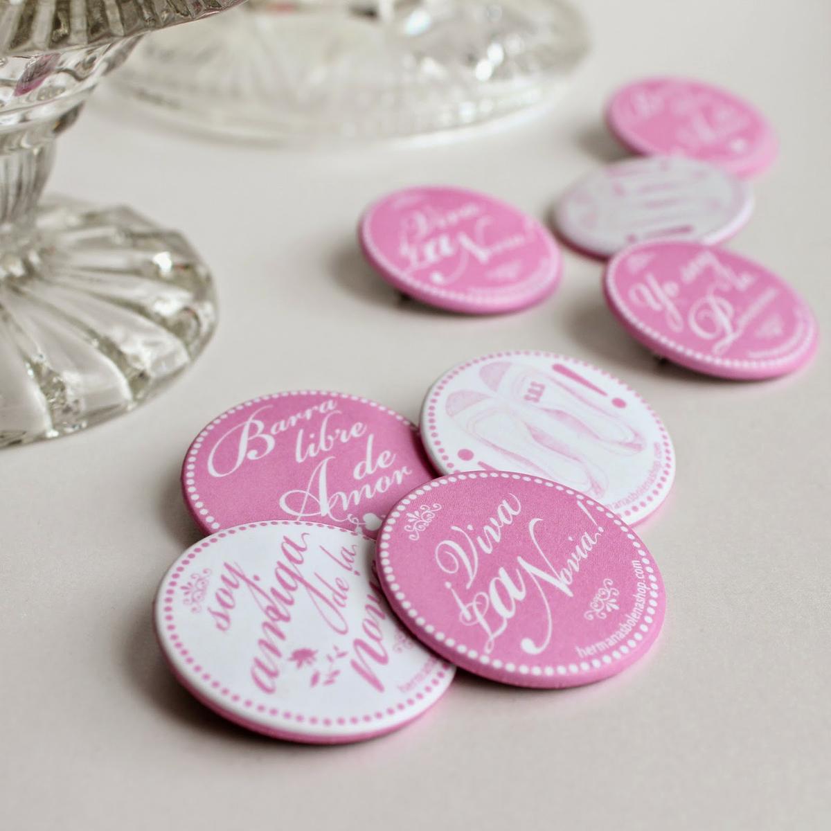 detalles de boda chapas para invitados