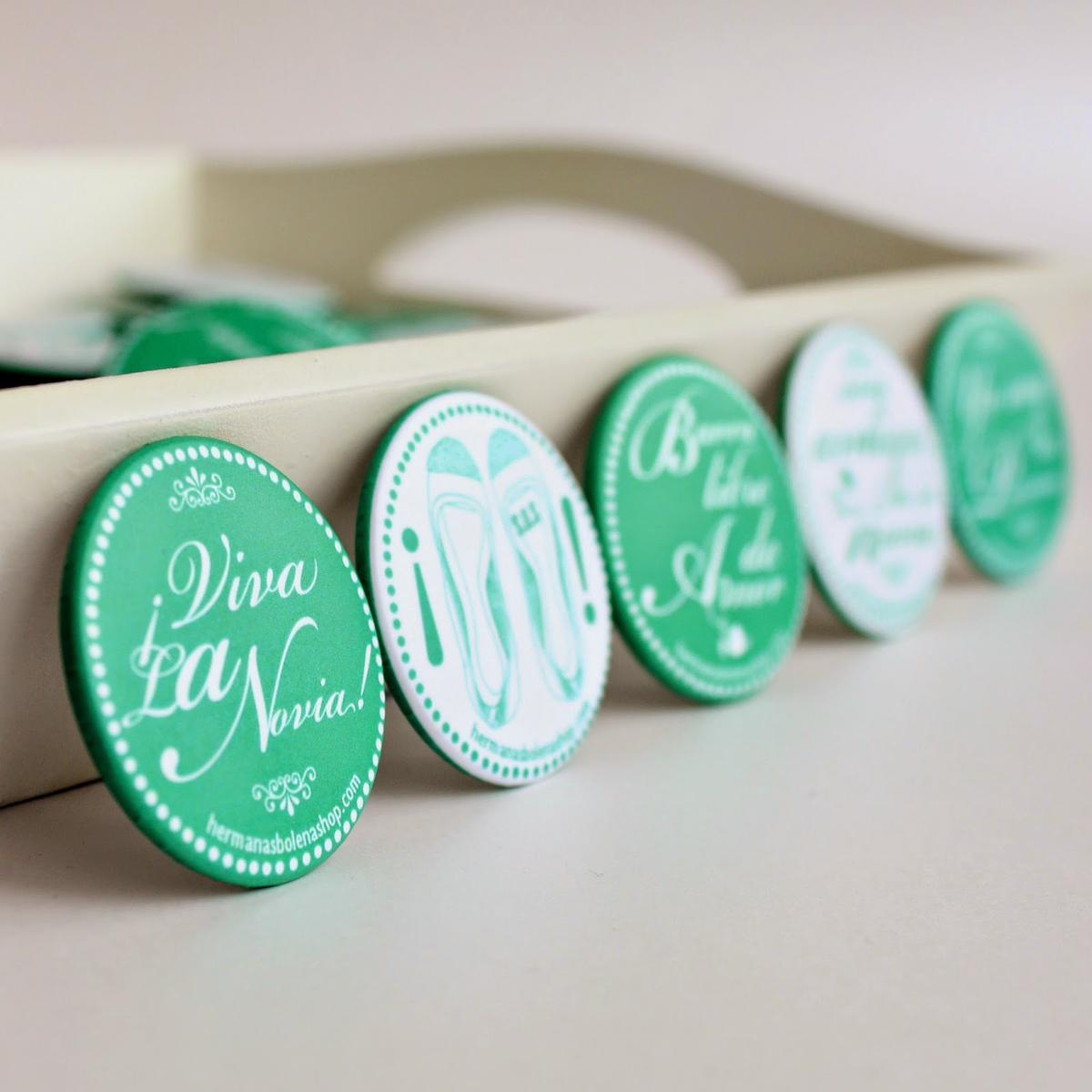 detalles de boda chapas para invitados