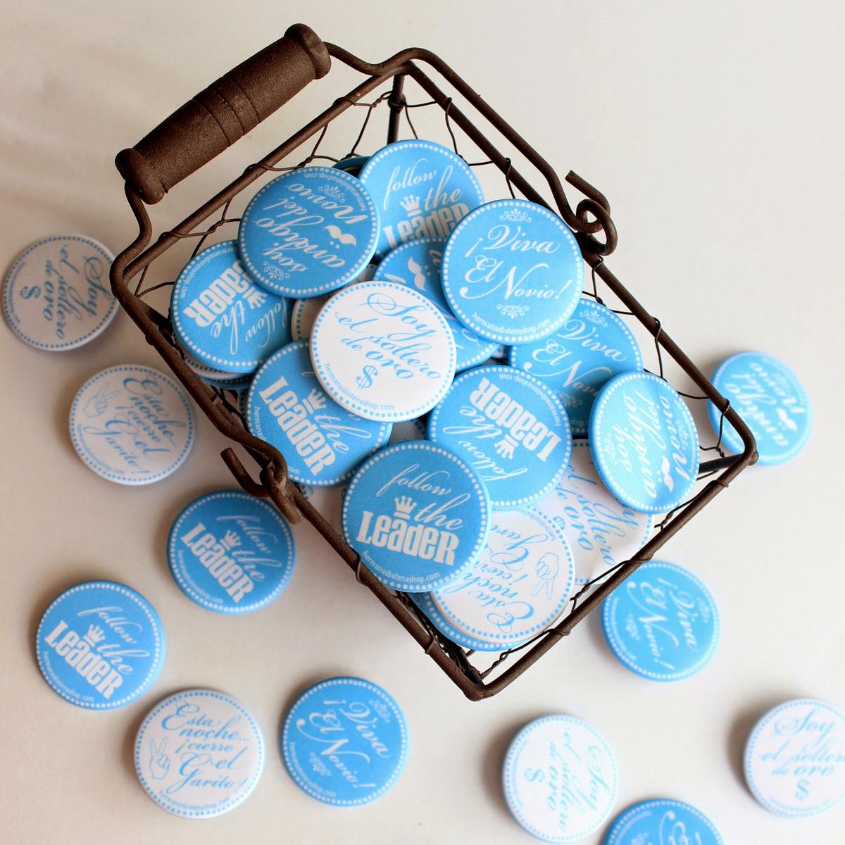 detalles de boda chapas para invitados