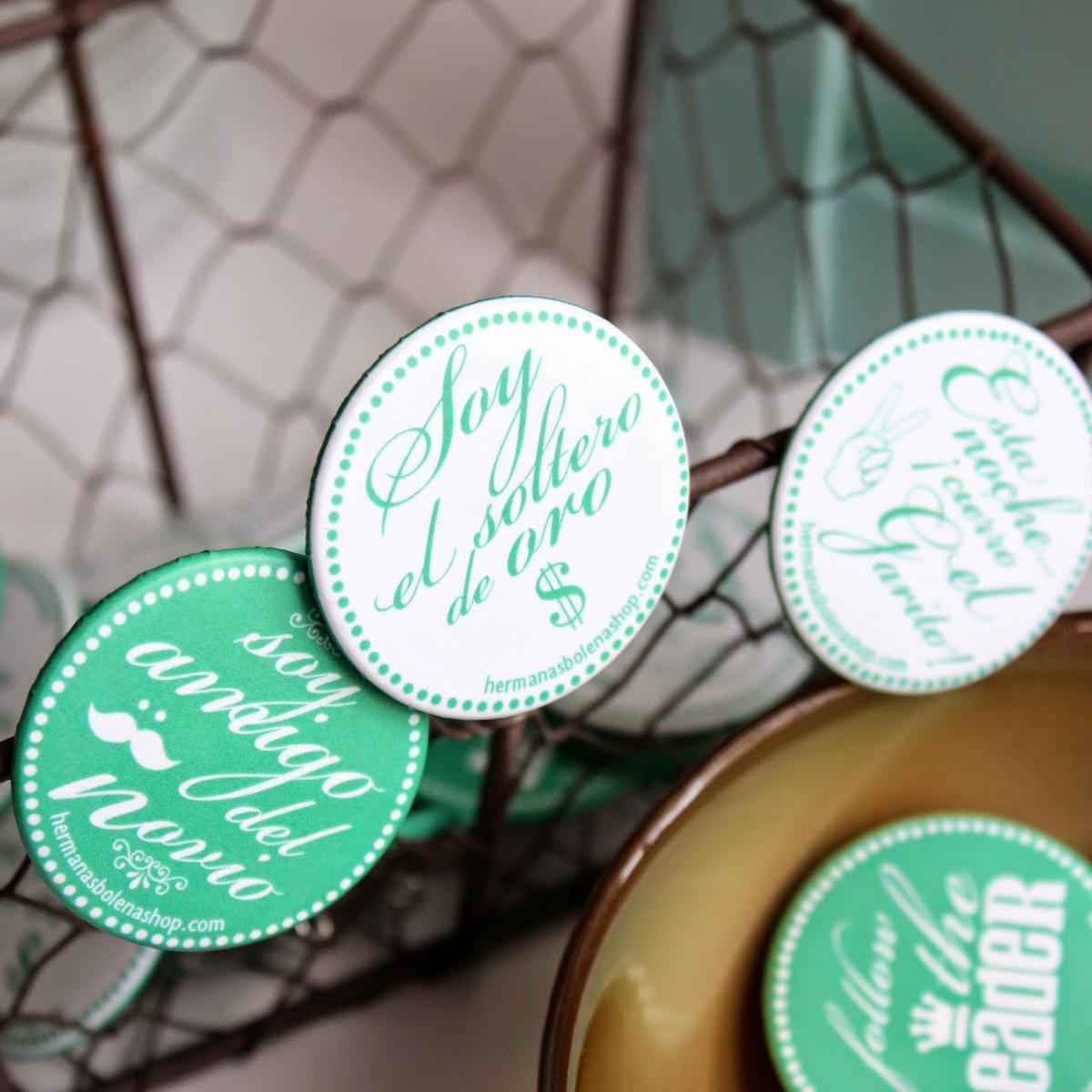 detalles de boda chapas para invitados