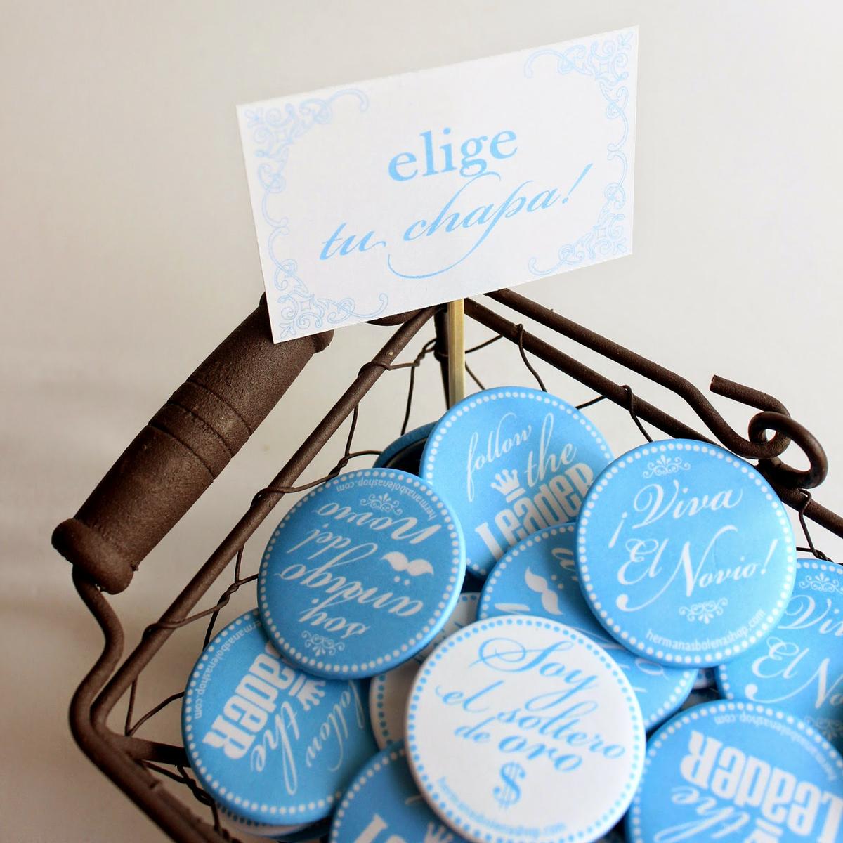 detalles de boda chapas para invitados