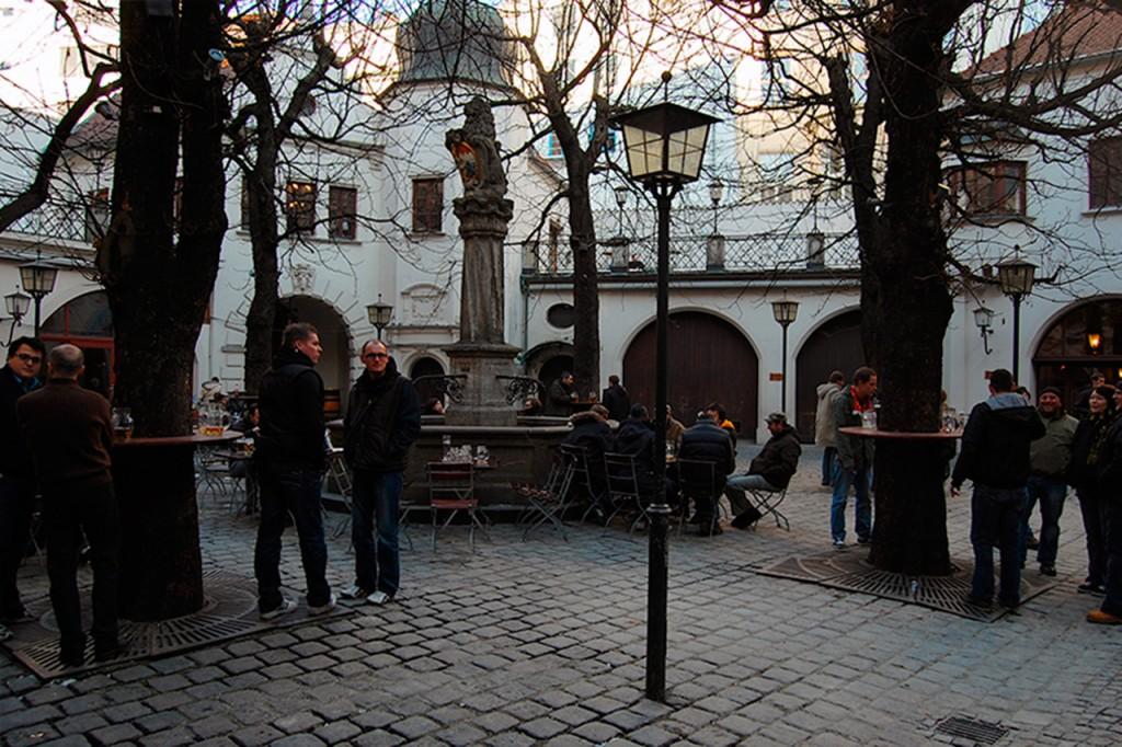 Patio de la cervecería Hofbräuhaus (Munich)