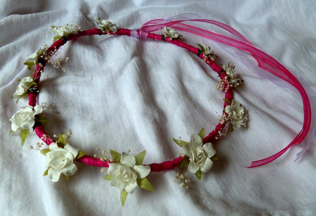 Corona fucsia con flores blancas