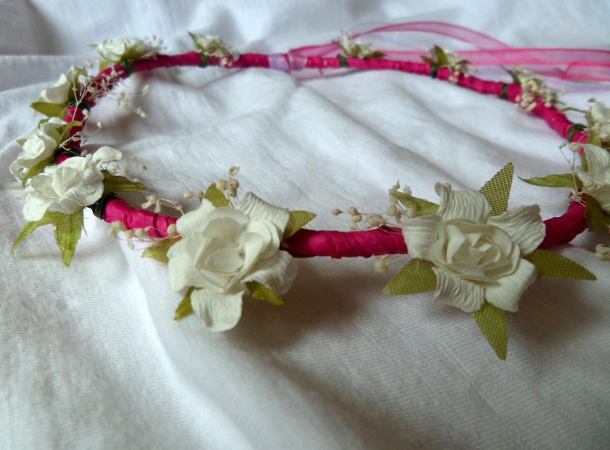 Corona fucsia con flores blancas