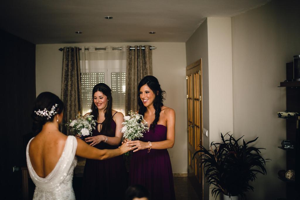  Entregando los ramos a las damas