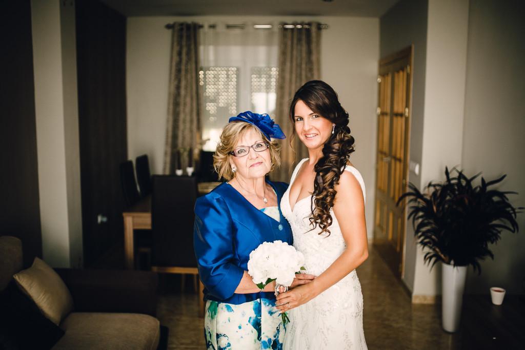 Mi madre, mi precioso ramo con el camafeo y yo.