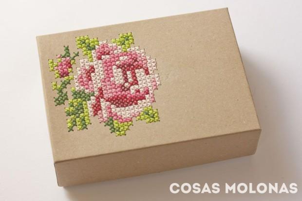 Caja decorada con una rosa bordada a punto de cruz