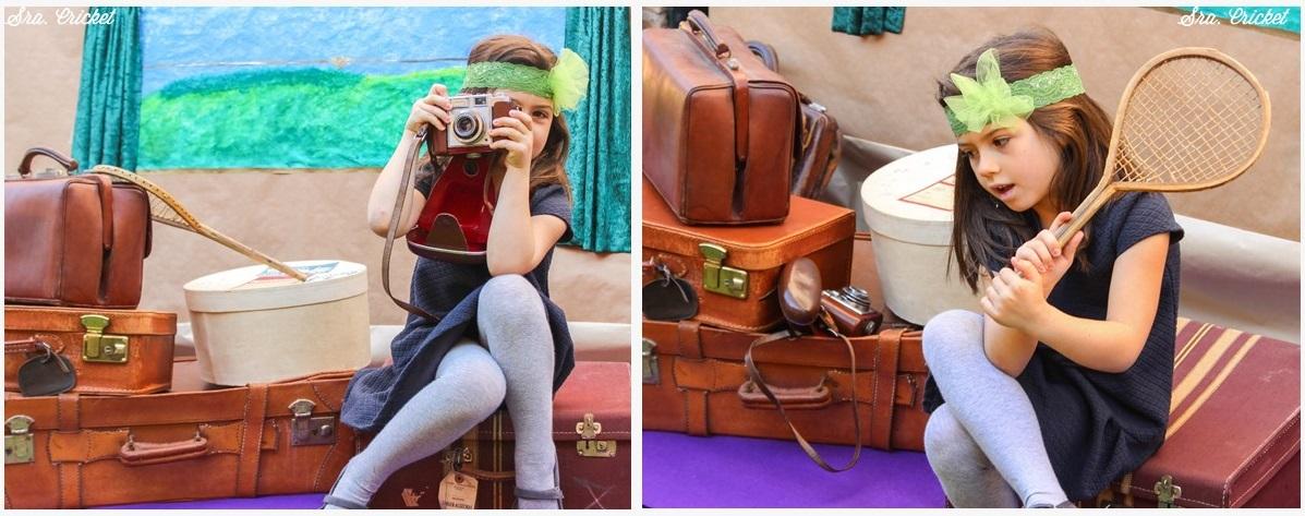 niña con raqueta y camara foto