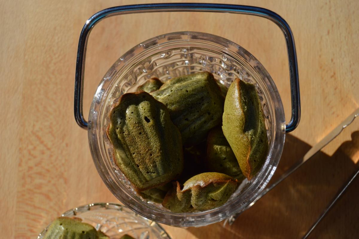 Madelaines de espelta con té matcha