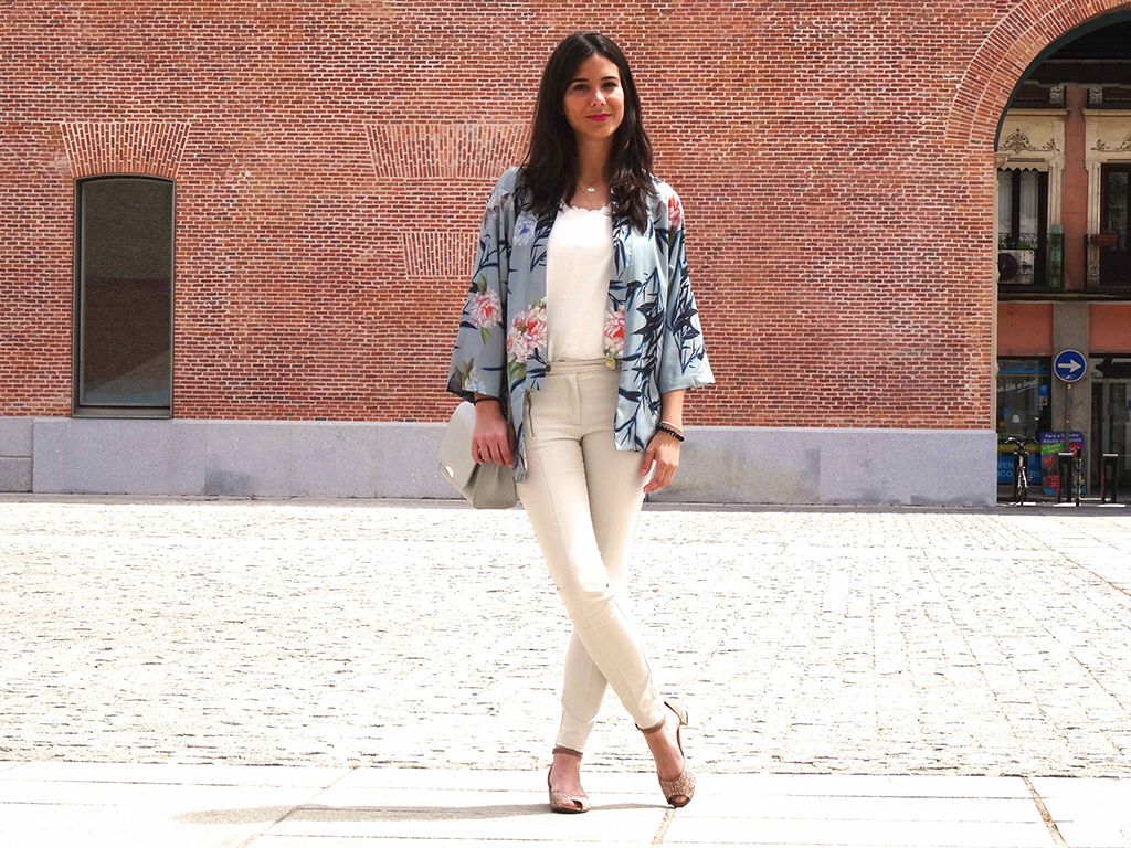 look con kimono de flores moda