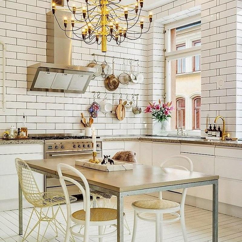 cocina abierta en blanco y dorado