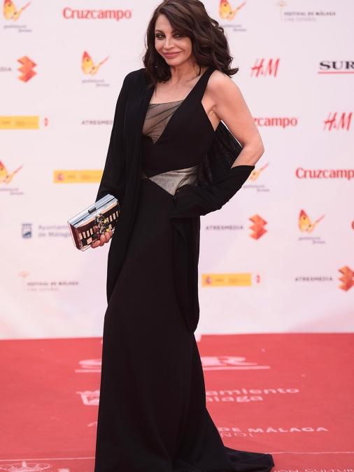 Neus Asensi, muy elegante con un vestido largo negro