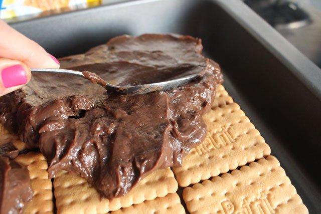 poner el chocolate sobre las galletas