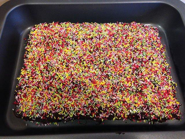 tarta de galletas con chocolate decorada con fideos de colores