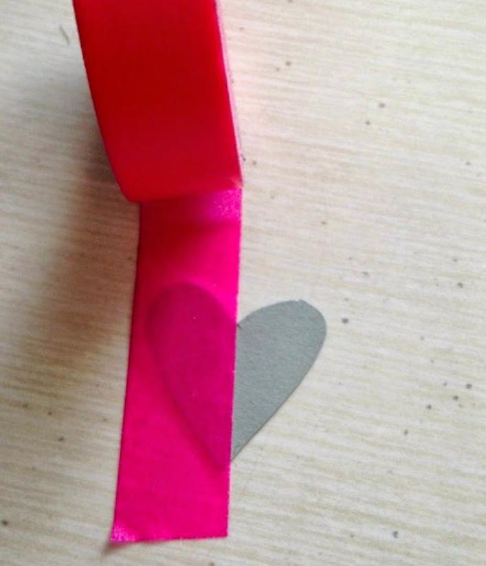 Superponemos la cinta sobre el dibujo de la cartulina