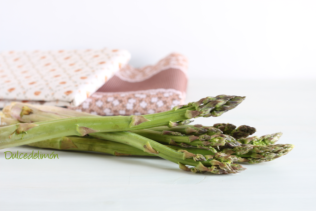 Jamoncitos de pollo en escabeche de esparragos trigueros y hortalizas