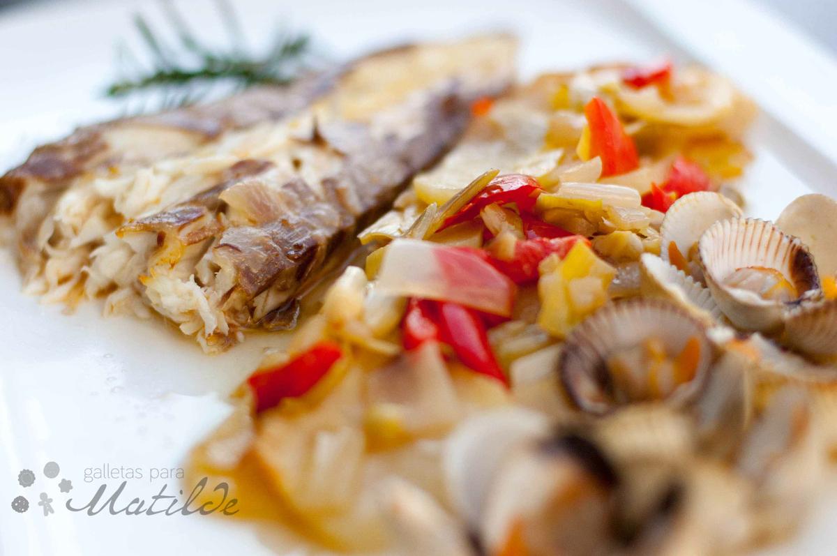 Lubina al horno con berberechos al Albariño