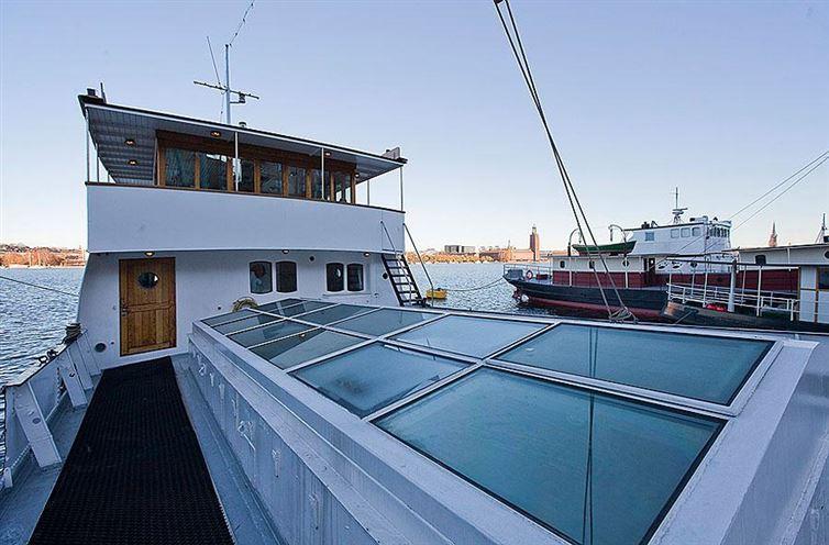 Una barcaza sueca se convierte en una acogedora vivienda