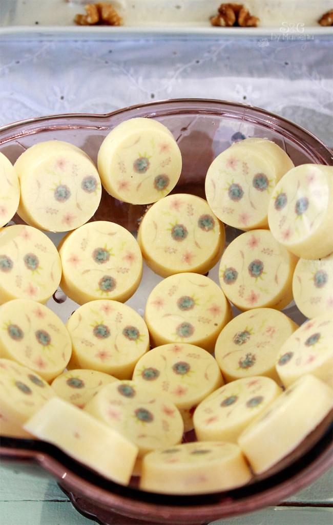 Pallete Feullitine , Agenda Menuda, Galletas Comunión, galletas papel azúcar, galletas de mantequilla, galletas decoradas, Comunión Candy Bar, Chalk Paint, La Alacena de Angela, Lolayelcaracolverde, papel azúcar, sweets and gifts, bloguera murciana, palet, guirnalda, vintage, chocolatinas con chocolate blanco y flores de chocotransfer, 