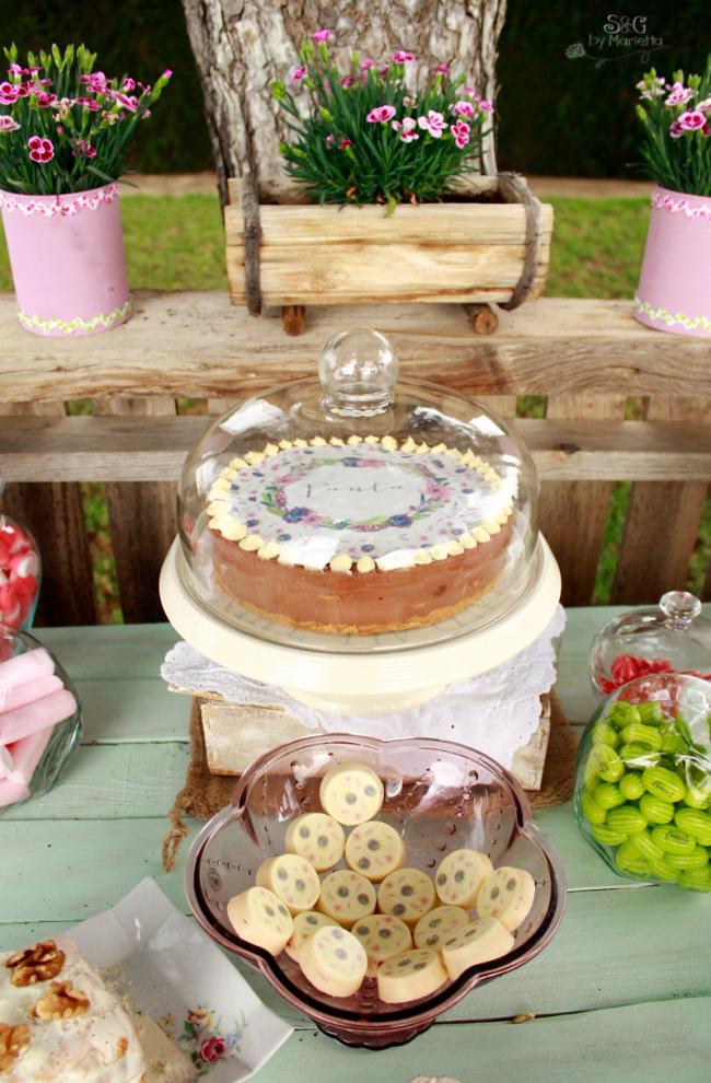 Tarta de la abuela, tarta de chocalte con leche y galletas, chocolate Nestlé, Galletas Comunión, galletas papel azúcar, galletas de mantequilla, galletas decoradas, Comunión Candy Bar, Chalk Paint, La Alacena de Angela, Lolayelcaracolverde, papel azúcar, sweets and gifts, bloguera murciana, palet, guirnalda, vintage