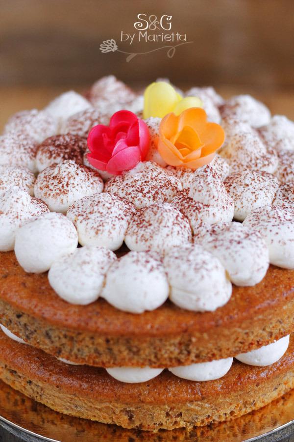 Carrot Cake, Galletas Comunión, galletas papel azúcar, galletas de mantequilla, galletas decoradas, Comunión Candy Bar, Chalk Paint, La Alacena de Angela, Lolayelcaracolverde, papel azúcar, sweets and gifts, bloguera murciana, palet, guirnalda, vintage, tarta de zanahoria y nueces, nata montada (crema de leche), crema chantilly, flores de papel, flores de obleas