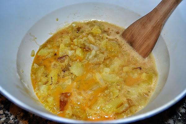 mezclar las papas con el huevo