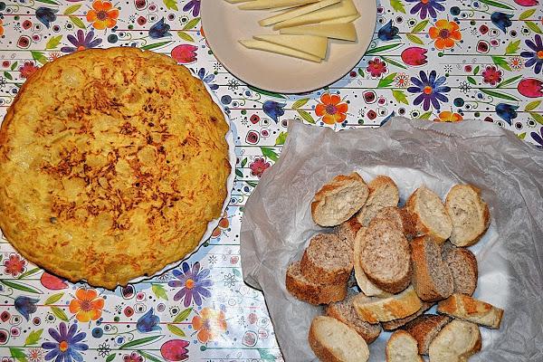 picoteo con tortilla de papa