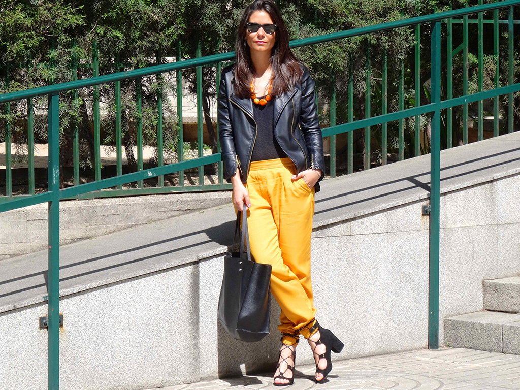 pantalones mostaza de mango blogger